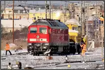  Die Bahn muss irgendwas ahnen  denn 233 705-3 h�ngt sich vor die Schneefr�se.   Stralsund am 25.01.10