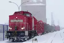  Juhu schon wieder Schnee  298 306-2 qu�lt sich mal wieder mit Holz.  Stralsund- Nordhafen am 02.02.10 (mit Tele von einem Werkstor aus geschossen)
