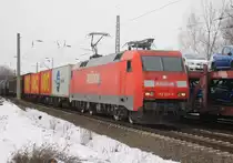 152 022-0 f�hrt mit einem gemischten G�terzug durch den Bahnhof Leipzig-Thekla. Fotografiert am 04.02.2010. 