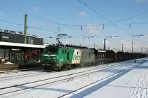 437016 mit einem leeren Holzzug am 31.01.2010 in M�nchen Ost.