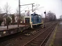 Br 365 von der RSE rangiert im Bahnhof Bonn-Beuel Flachwagen.4.2.10
