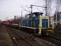 Br 365 von der RSE rangiert im Bahnhof Bonn-Beuel Flachwagen.4.2.10
