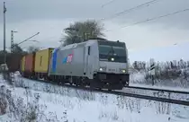 Sie l�sst mich nicht los: 185 672-3 mit Containerzug in Fahrtrichtung S�den am 03.02.2010 bei Cornberg.