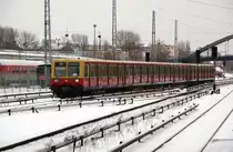 Eine S-Bahn der BR 485 erreicht am 30.01.10 die Warschauer Stra�e.
