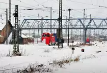die Schneeschnanzen werden immer gr��er, PRESS 203 011 mit ihrem Schneepflug ist noch nicht mal ganz aus dem Bf Stralsund am 03.02.2010