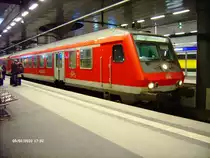 Wohl einer der k�rzesten Wendez�ge im  S-Bahn-Zusatzverkehr  in Berlin. An der Spitze ein Steuerwagen Bybdzf 482.1, dann ein Wagen Bnrz 451.4 und das Ganze geschoben von einer 143 644-3 als RB 28117 nach Wustermark. Am 05.02.2010 kurz vor der Abfahrt in Berlin Hbf (tief).