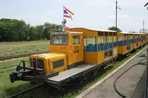 Kleinwagen รบน.010 am 02.Nov.2005 in der Kanchanaburi Station. Mit diesen umgebauten Kleinwagen werden die Touristen zur Brücke am Kwai und zurück gefahren.