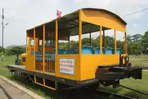 Kleinwagen รบน.010 am 02.Nov.2005 in der Kanchanaburi Station. Mit diesen umgebauten Kleinwagen werden die Touristen zur Brücke am Kwai und zurück gefahren.