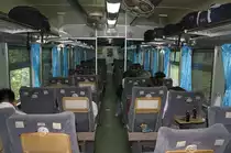 Innenansicht eines 2. Klassewagen mit Aircondition beim EXP 51 am 09.Jän.2010. Die Sitze werden am Ausgangsbahnhof in Fahrtrichtung gedreht und der Sitzabstand bietet eine Beinfreiheit welche manche Airlines nicht einmal in der Business Class haben.