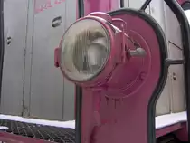 Ein Scheinwerfer der pinken BR 364 der RSE.11.2.10.