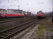 Br 146 bei der einfahrt in den Bahnhof K�ln West. Links sieht man wie 2 Br 218 einen Defekten Thalys abschleppen am 6.2.10