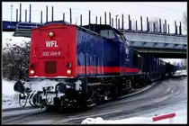 202 264-8 -WFL- kurz vor dem S�dhafen. Auf dem R�gendamm wartet noch die zweite Wagengruppe.    Stralsund am 11.02.10