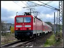 143 277-2 f�hrt RE33208 nach Rostock. Fp kurz hinter dem Hbf.
Stralsund am 18.04.07 