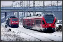 Zugbegegnung in Stralsund. Ein Flirt geht auf und die 185 kommt von der Insel R�gen. am 05.02.10