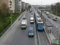Tram 306 unterwegs auf der neuen Linie T4 von Topkapi nach Habibler.
Die Stra�enbahnen der Reihe 300 wurden 2008 von Hyundai-Rotem gebaut. Sie waren zu diesem Zeitpunkt das neueste auf Istanbuls Tramschienen.

Istanbul-Cumhuriyet 14.04.2009
