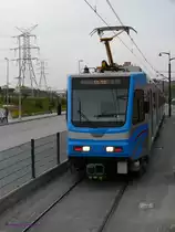Tram 305 unterwegs auf der neuen Linie T4.
Die Stra�enbahnen der Reihe 300 wurden 2008 von Hyundai-Rotem gebaut. Sie waren zu diesem Zeitpunkt das neueste auf Istanbuls Tramschienen.

Istanbul-Cumhuriyet 14.04.2009