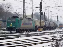 185 543-6 von Rail4Chem mit  Transpetrol  Werbung und einem Kesselzug am Haken am 12.02.2010 bei der Ausfahrt in Aachen West Richtung K�ln. Auf dem rechten Nachbargleis wartet eine Class66 von DLC mit einem Containerzug darauf nach Belgien fahren zu k�nnen.  