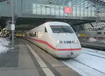 Hier 808 034-3  Minden  und 402 001-2  Rheinsberg  als ein ICE10 von K�ln Hbf. und Koblenz Hbf. nach Berlin Ostbahnhof, dieser Zug stand am 3.2.2010 in Berlin Hbf.