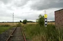 Wieder einmal eine Eisenbahnstrecke geschlossen und dem Verfall preis gegeben, millionen Betr�ge an Steuergeld vergammeln. Das ist der kl�gliche Rest der Verbindung Baal-Ratheim. Es war die Anschlu�bahn der Zeche Sofia-Jakoba, die �ber diese Strecke an die Bahn von M�nchengladbach nach Achen angeschlossen war. Erst wurde die Zeche geschlossen und dann die Bahn aufgegeben. Dieses Bild entstand am 12 Juli 2009.