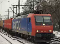 Re 482 007-2 rollt am 23.01.10 mit einem Containerzug aus dem Harburger Gbf durch Hamburg-Harburg Richtung Hafen.