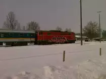 Heute am 12.02.2010 um 15:40 Uhr auf dem Abstellbahnhof von Oberstdorf stand der ALEX Arriva Zug mit einer Diesellok der SVG Augsburg alt �BB 2143 da.Der Zug hatte im Abstellbahnhof schon 20 Min. Versp�tung was bei dem Klappern der Lok mich nicht wunderte.Auf dem Parkplatz waren schon viele Neugierige.(Handyfoto)