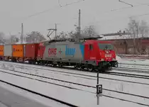 186 129-3 der Osthannoverschen Eisenbahnen AG (OHE) mit einem Containerganzzug in Magdeburg Hbf. Fotografiert am 12.02.2010. 