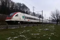 ICN 10015 mit dem RABDe 500 012-0 an der Spitze n�hert sich am 9.2.10 Baar.