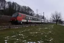 Ein verst�rkter Interregio n�hert sich am 9.2.10 Baar.