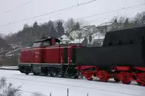 �berf�hrungsfahrt von 52 7596 der EFZ nach Rottweil. Die Lok bekam in Meiningen eine Fahrwerksuntersuchung, Zuglok ist V100 1041 der NESA. Aufgenommen am 12.02.10 in Osterburken

