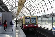 In der lichtdurchfluteten Bahnsteighalle des Bf Spandau steht am 01.05.2009 abfahrbereit S9 nach Flughafen Sch�nefeld, gef�hrt von 485 117.