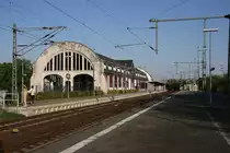 Am Bf Potsdam Park Sanssouci befindet sich der eh. Kaiserbahnhof (er�ffnet 1909). Das seit 1999 zum Weltkultuerbe geh�rende Bauwerk wurde ab 2002 restauriert und wird seit 2005 durch die DB Akademie genutzt. (02.05.2009)