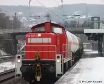 294 807-3 durchf�hrt mit ihrem aus f�nf Kesselwagen gebebildete G�terzug am 11.12.2010 durch den S-Bahnhof Wuppertal Sonnborn.