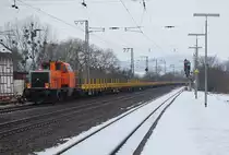 214 020 mit einem Flachwagenzug am 9.2.2010 in Kreiensen