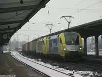 182 531 von BoXxpress und 182 596 von IBS fahren am 6. Februar 2010 mit einem langen Containerzug durch Kreiensen Richtung Norden.