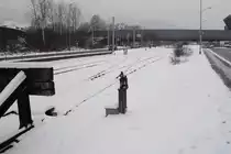 ausgedient: Nach �ber 123 Jahren hat der KLB- (Kriens-Luzern-Bahn) Bahnhof Kupferhammer endg�ltig ausgedient. Seit dem 31.12.2009 rosten die Einrichtungen vor sich hin. Der Grund des vollzogenen Endes ist die Tiefverlegung der zb bzw. das Verschwinden des Anschlussgleises. Vor ein paar Monaten wurde hier noch Altpapier, Zement, Holz, verpackte R�benschnitzel und weitere G�ter aufgeladen. Die Zementlieferungen wurden nach Horw verschoben, was bedeutet, dass der Tiefbahnhof Allmend ein Vierschienengleis erhalten wird. Dies ist jedenfalls geplant. Das bisherige Trassee der zb / KLB wird entfernt.