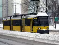 Fast noch R�umdienste leisten muss dieser GT6N als Linie 27 vom Krankenhaus K�penick kommend in Fahrtrichtung Wei�ensee auf der Rhinstra�e, nachdem in der Nacht (11/12.02.2010) mal wieder 15 cm Neuschnee gefallen sind.