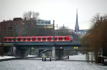 08.02.2010 Winter in Berlin. Ein Stuttgarter 423iger im 
S-Bahnerg�nzungsverkehr Richtung Ostbahnhof unterwegs zwischen Zoologischen Garten und Hauptbahnhof.