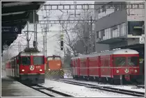 RE1224 mit Ge 4/4 II 621  Felsberg  f�hrt in Landquart ein. S1 1508 wartet auf die Abfahrt nach Schiers. (12.02.2010)