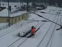 Obwohl es,am 13.Februar 2010,nicht so extrem geschneit hatte,befreiten Diese beiden Bahnmitarbeiter,trotz Weichenheizung,die Einfahrweichen von Bergen/R�gen von Schnee und Eis.