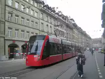 Bernmobil Nr. 651 (Siemens Combino-Classic) am 9.2.2010 kurz vor dem bahnhof Bern. Die Combino Classic haben eine gr�ssere Dachbande, was nat�rlich gr�ssere Dachwerbungen und somit einen besseren Werbeauftritt schafft.