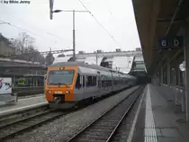 RABe 525 036-0 ''Zentrum Paul Klee'' + 525 007-1 ''G�belbach'' verlassen am 9.2.2010 Bern als S44 durchs G�rbetal nach Thun. Erst seit Dez. 2008 fahren die NINA's auf der S44, davor fuhr die S44 nicht nach Thun sondern nach B�mpliz, und wurde durch die ex RM GTW RABe 526 gefahren.