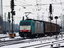 186 233 mit einem gemischten G�zerzug am 13.02.2010 bei der Ausfahrt aus Aachen West nach Belgien. Die blaue Lok im Hintergrund ist 185 524-6 von Angel Trains Cargo.