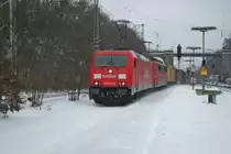 Sieht schon witzig aus, wenn Z�ge �ber eingeschneite Gleise rollen, die man nicht mehr sieht. So gesehen bei 185 219-3 mit 151 128-6 und Containerzug in Fahrtrichtung Norden durch Eichenberg am 13.02.2010.