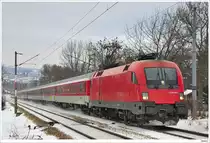 Kurz nach der 1116.003 kam (f�r mich �berraschend) die wortmarkenlose 1116.234 mit dem LP17021 an meiner Fotostelle vorbei. Es handelt sich hier um die Leerwagen�berstellung des Radio-Wien-Discozuges nach Bratislava. Da ich gerade beim Einpacken war, hatte ich das Tele auch schon wieder gegen das WW-Zoom getauscht. So ergab sich diese Version mit einer etwas anderen Perspektive.
