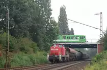 Das passt - w�hrend 294 858-6 mit einer �bergabe von Linden/Fischerhof kommend auf dem Weg nach Seelze ist �berquert einen Stadtbahn der Linie 10 zum Endpunkt Ahlem die Strecke.