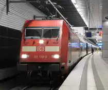 101 130-3 mit dem Metropolitanzug, alias ICE 1106, von Berlin S�dkreuz nach Hamburg-Altona hier am Hbf in Berlin. Hinten schob 101 126-1 mit. 13.02.2010