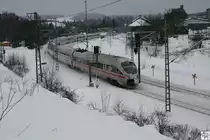 ICE-T 411 1104  Erfurt  (vorne) und 411 1160  Markt Holzkirchen  (hinten) erreichen bei winterlichen Wetter am 14. Februar 2010 den Scheidelpunkt der Frankenwaldbahn (KBS 840) in Steinbach am Wald.
