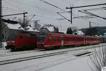 W�hrend 152 159-0 mit einen Ganzzug der Spedition LKW Walter im Bahnhof Pressig-Rpthenkirchen steht wird sie von einen Regioswinger auf Gleis zwei �berholt. Die Aufnahme entstand am 14. Februar 2010.