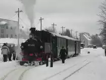 Winterferiendampf in Sch�nheide, am 14.02.10. 99 582 steht in St�tzengr�n zur Abfahrt bereit.