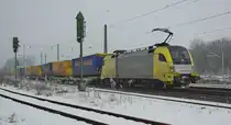 ES 64 U2-013 zieht ihren Aufliegerzug am Valentinstag-Morgen durch Eschwege West in Fahrtrichtung S�d. Aufgenommen am 14.02.2010.
